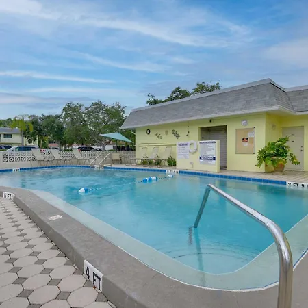 Siesta Key Condo With Heated Pool Less Than 1 Mi To Beach